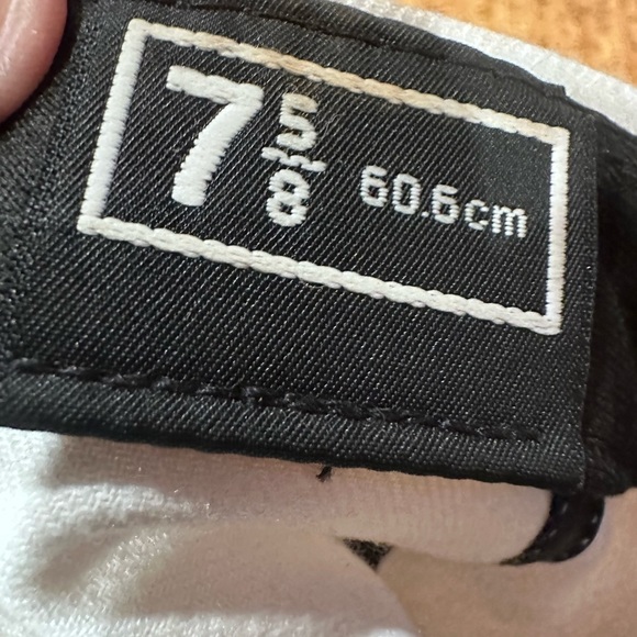 New Era Huakies Fitted 7 5/8 mens hat - Picture 2 of 3